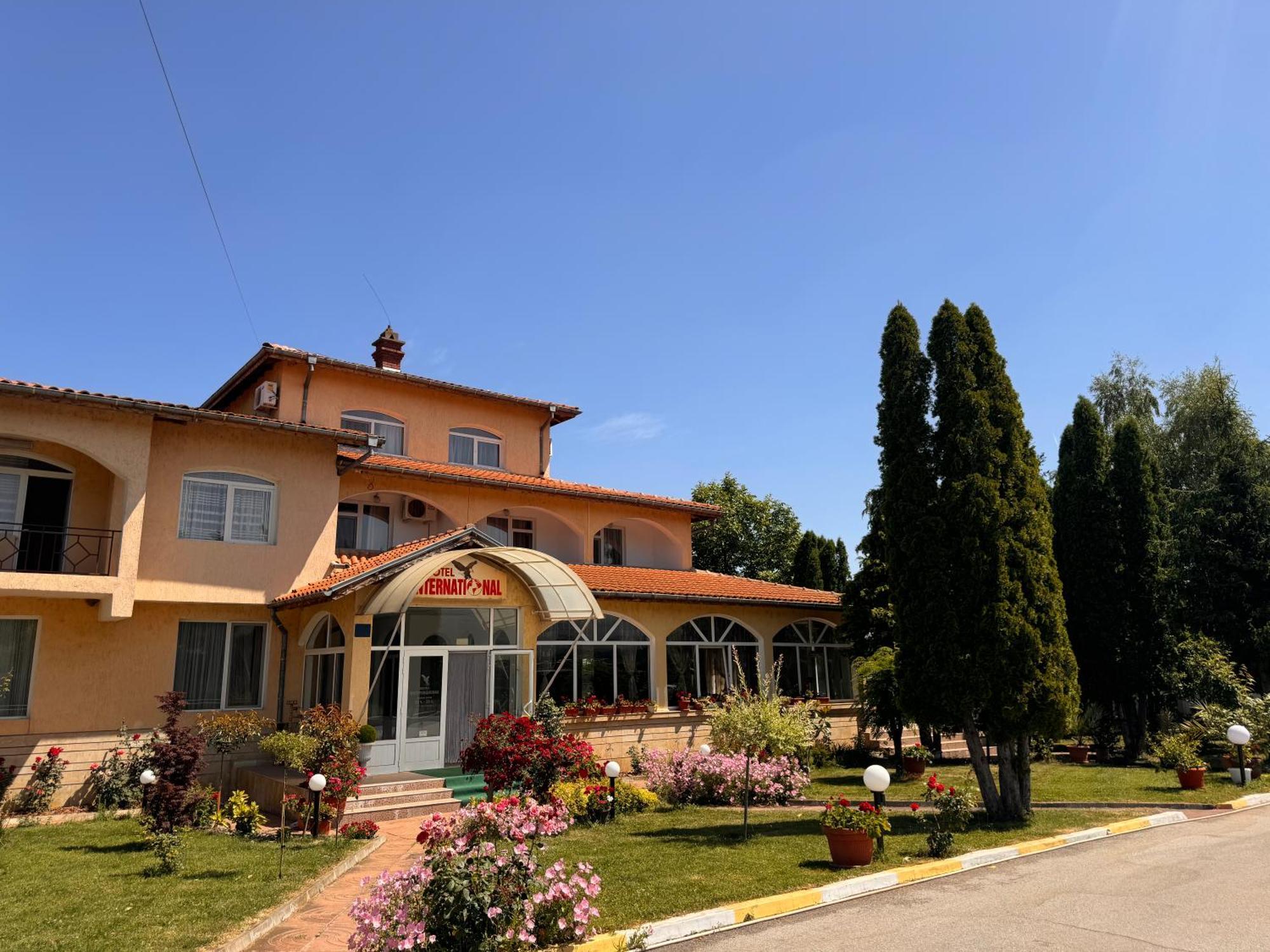 Motel International Berkovitsa Buitenkant foto
