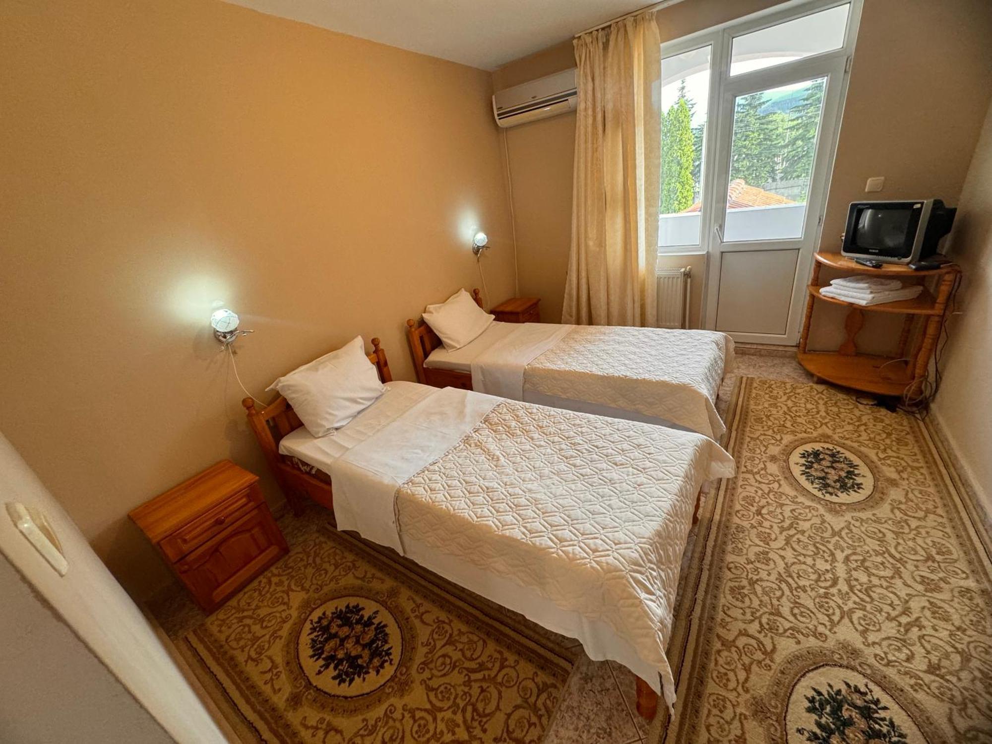 Motel International Berkovitsa Buitenkant foto