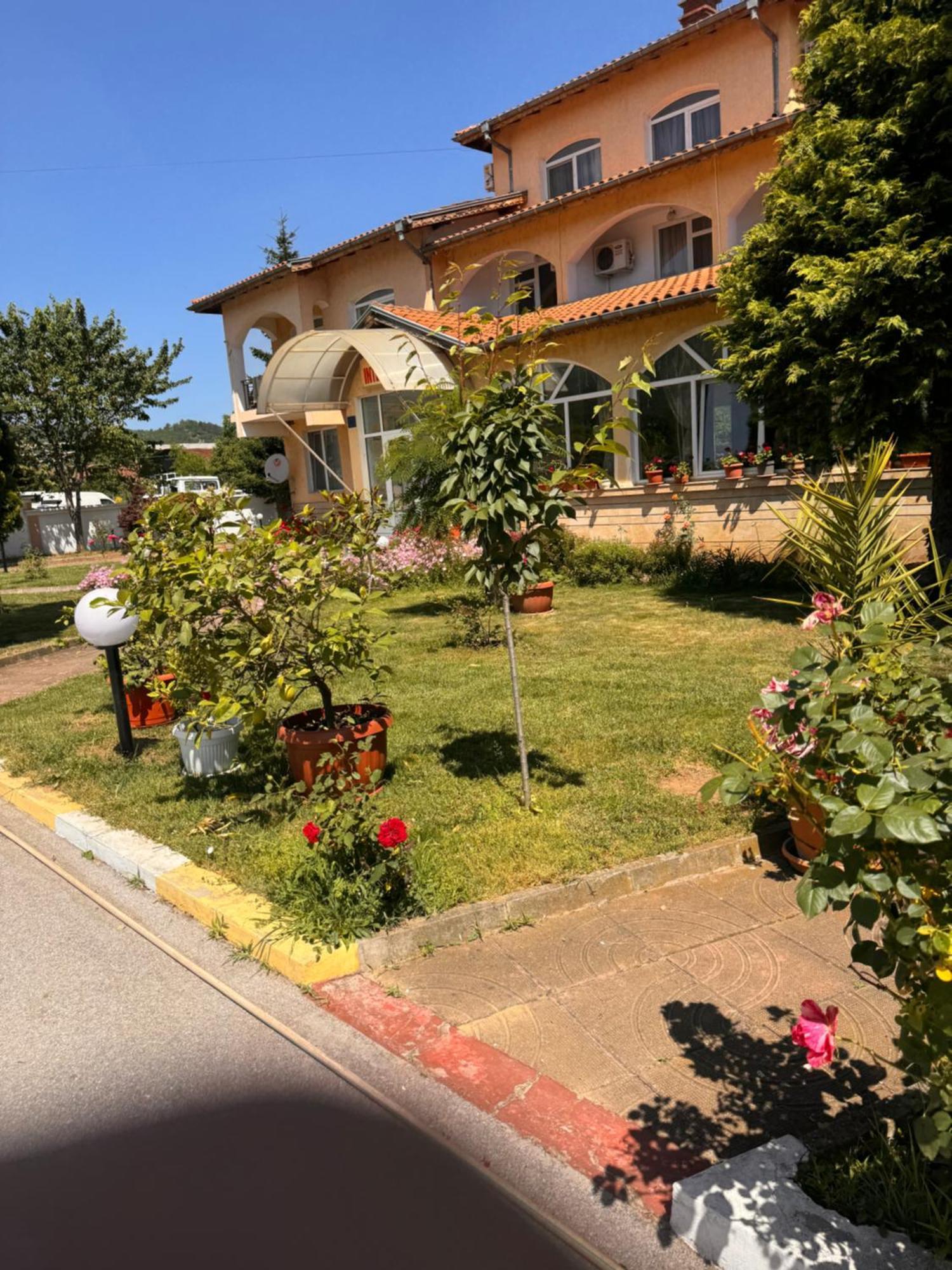 Motel International Berkovitsa Buitenkant foto